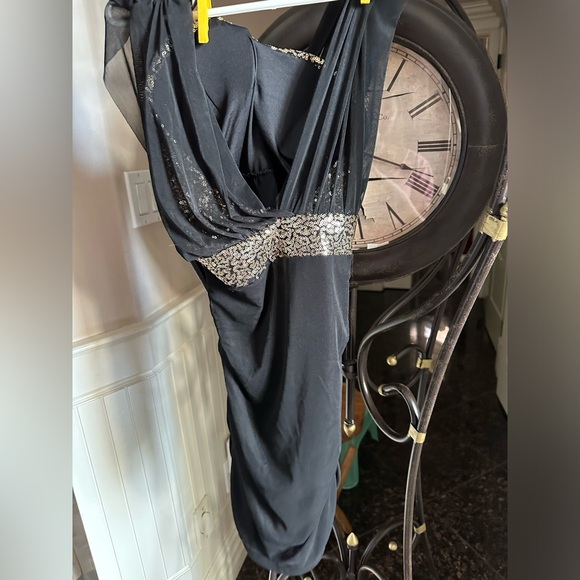 Woman’s dress - Picture 6 of 9